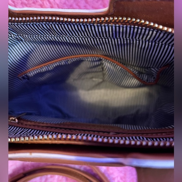 white purse with brown handle - Picture 3 of 9